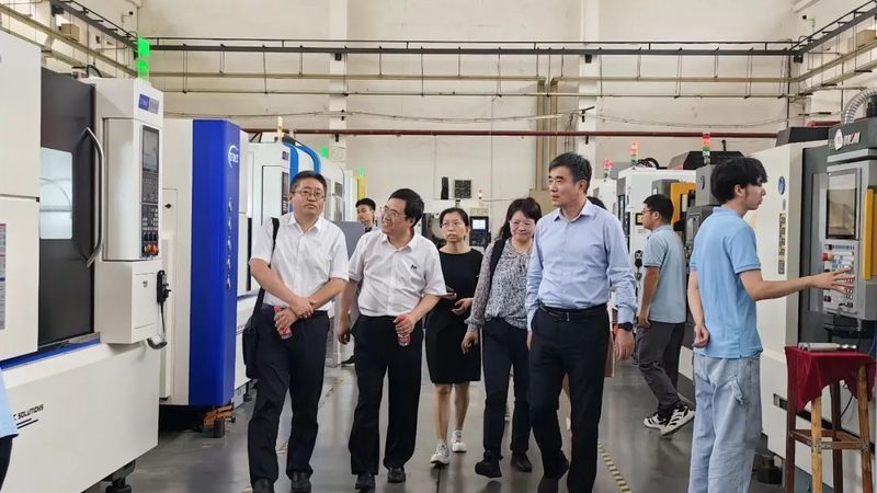 直线导轨预压材质选择：关键因素与误区解析